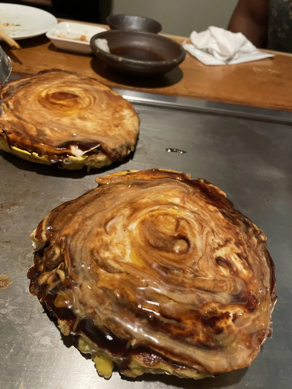 鉄板の上で焼き上がったお好み焼き