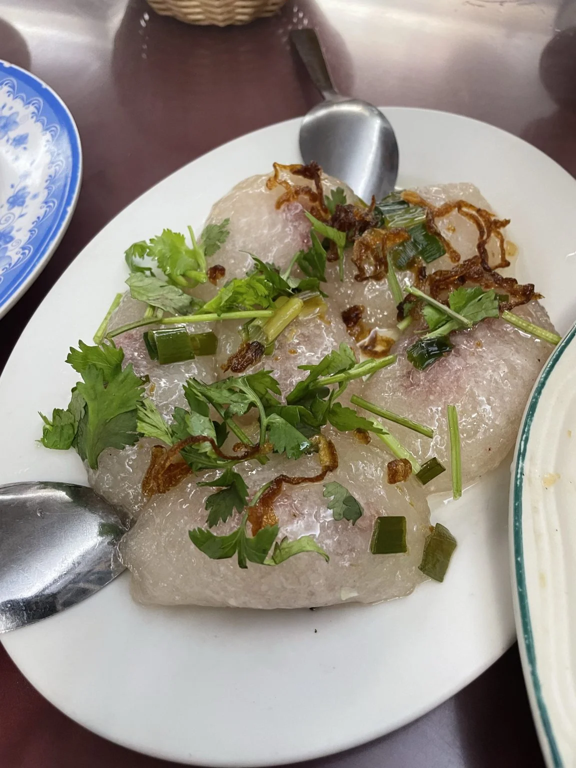 香草と揚げ玉ねぎを添えたもちもちの蒸し料理