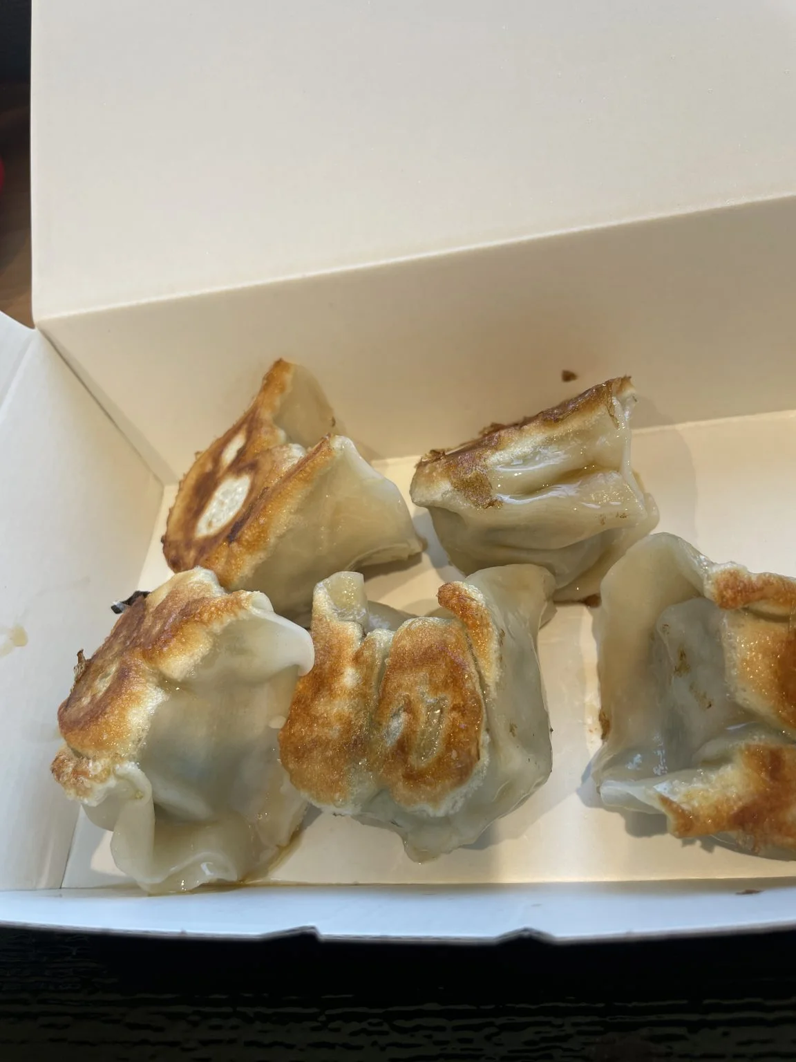 箱に入った焼き餃子