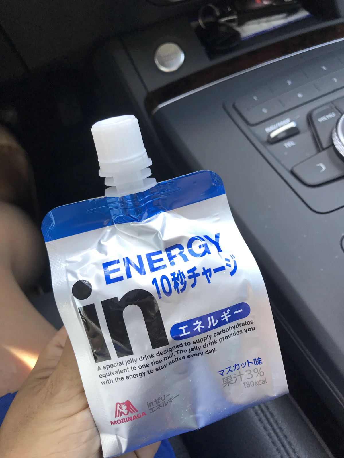 車内で手に持ったエネルギーゼリー飲料