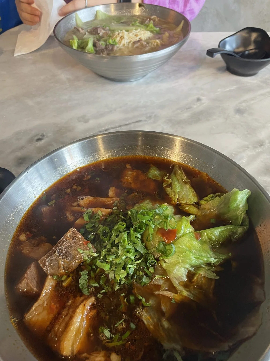 青菜と牛肉入りの麻辣スープ麺