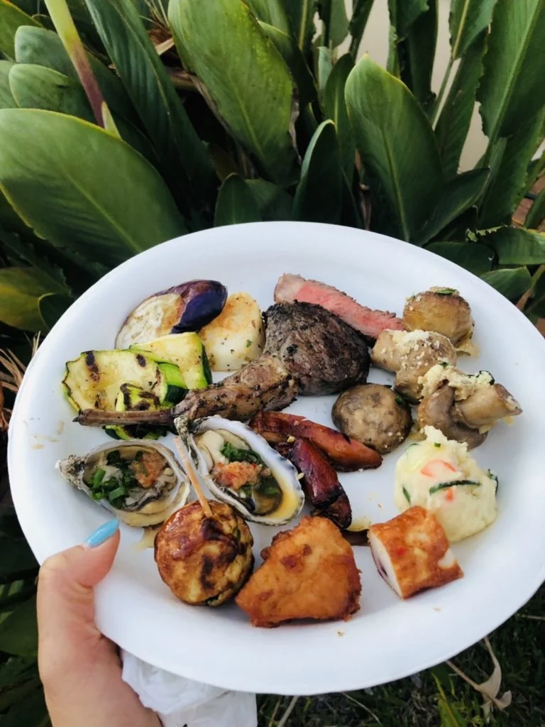 焼き牡蠣や肉、野菜を盛り付けたBBQプレート