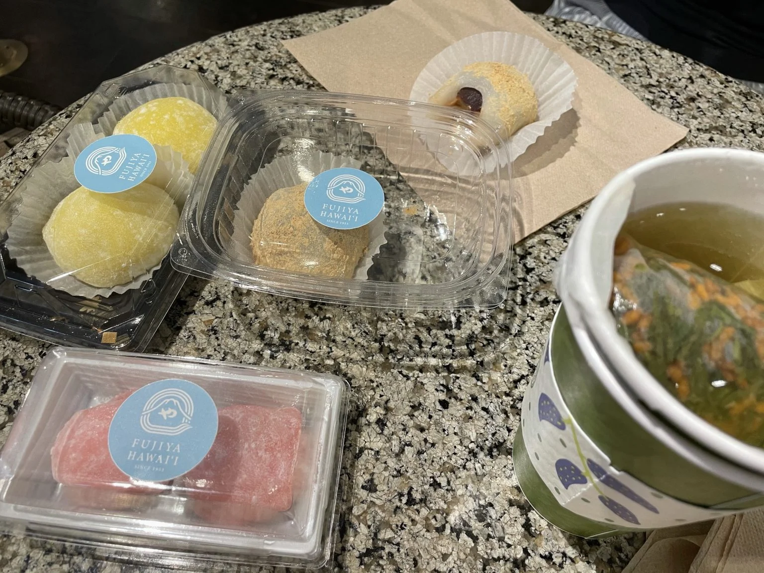 ふじ屋ハワイの餅菓子とテイクアウトのお茶