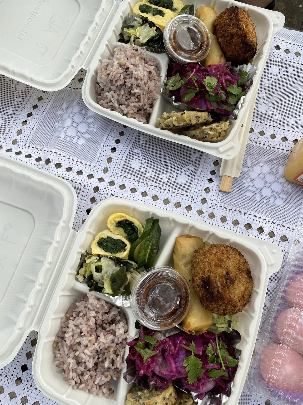 雑穀ご飯とコロッケ入りのお弁当