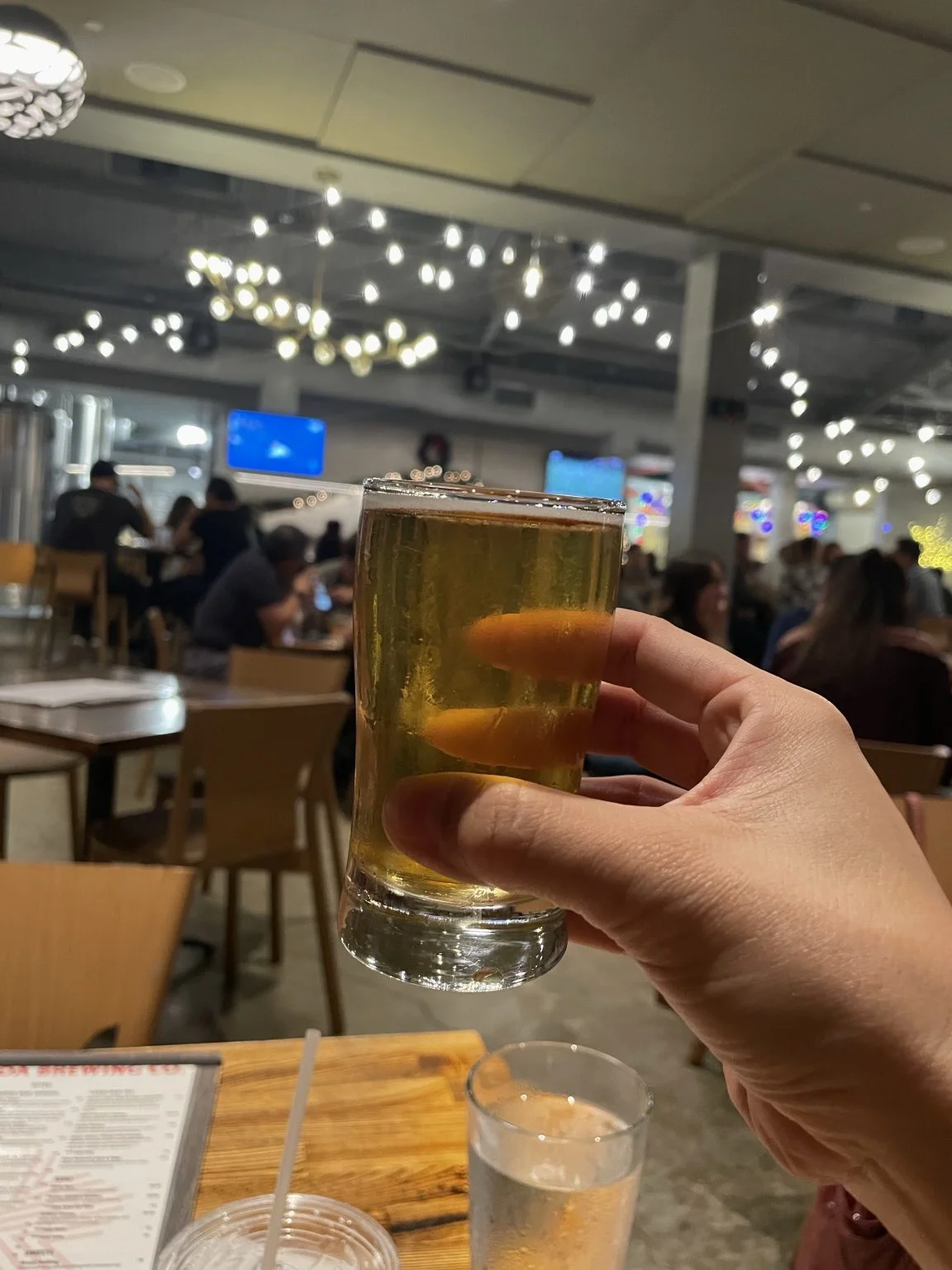 ブルワリー店内で掲げたビールのグラス