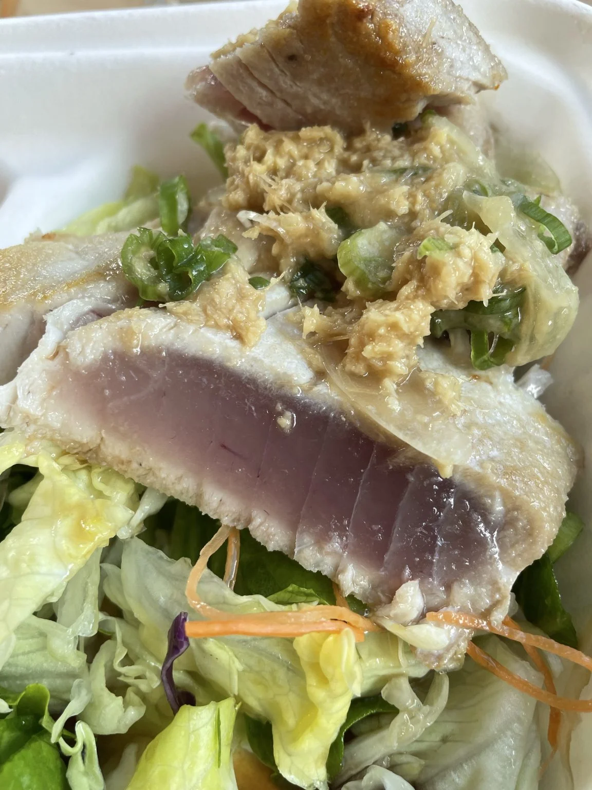 断面がレアに焼かれたアヒステーキ