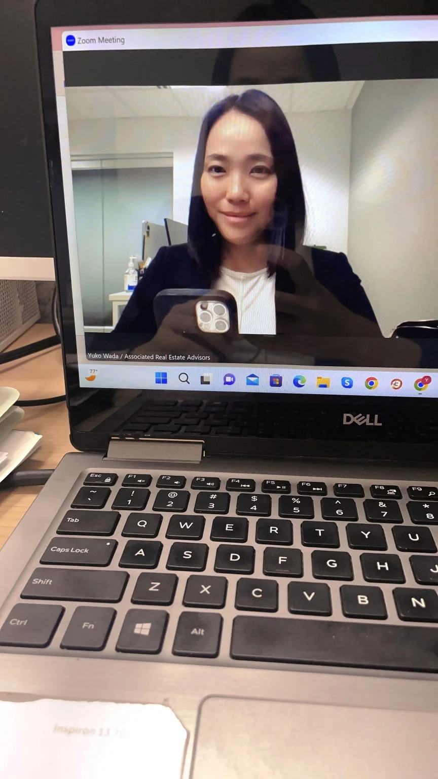 ノートパソコンでZoomミーティングに参加する様子