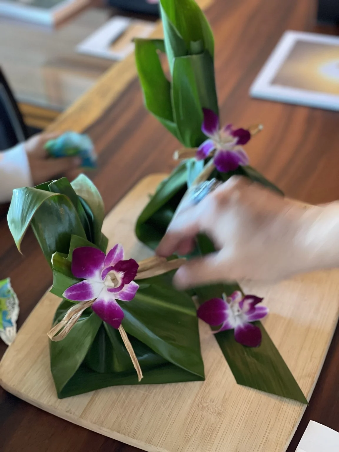 花とリーフで作る卓上のフラワーアレンジ