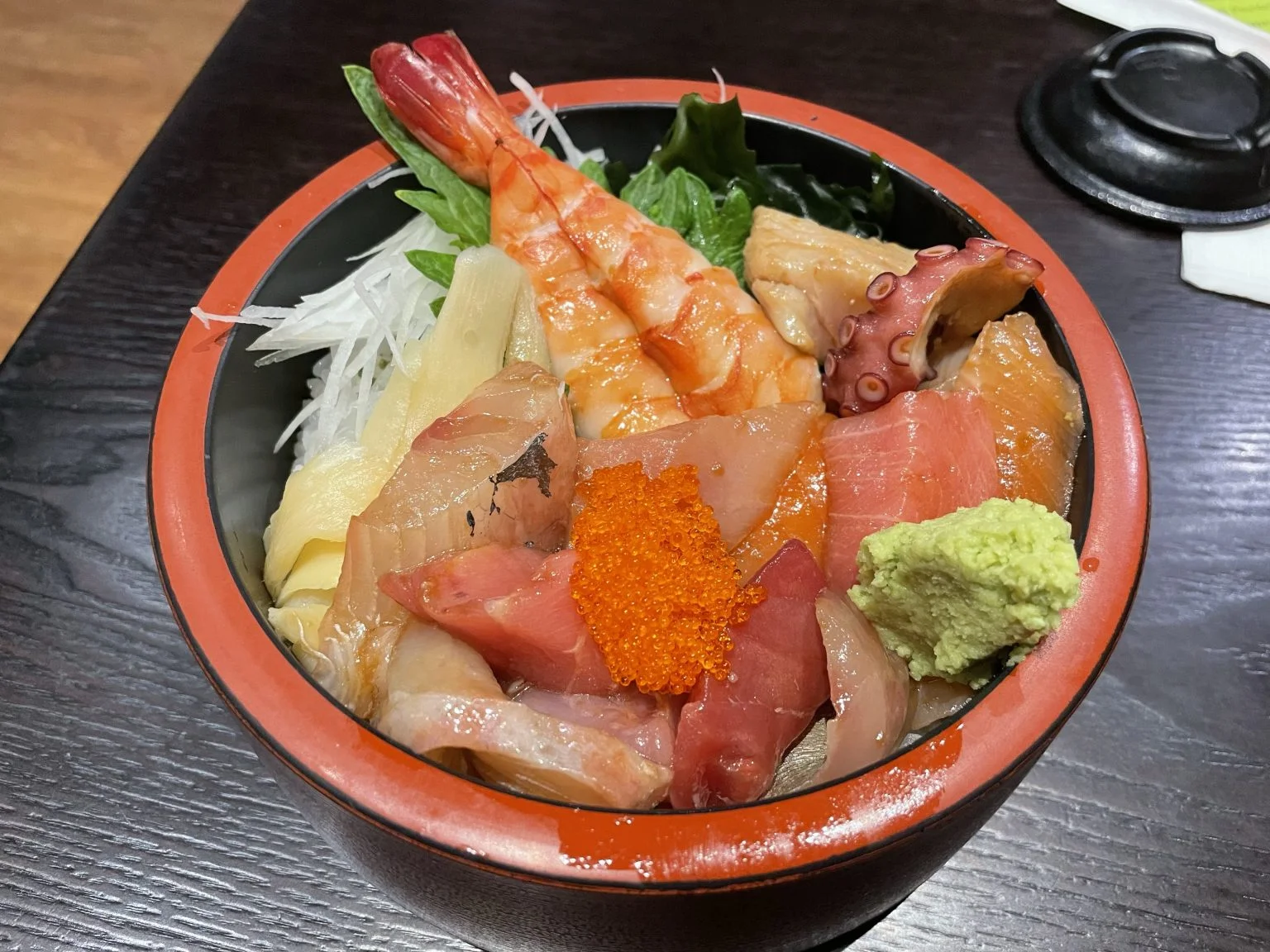 海老や刺身、いくらが彩る海鮮丼