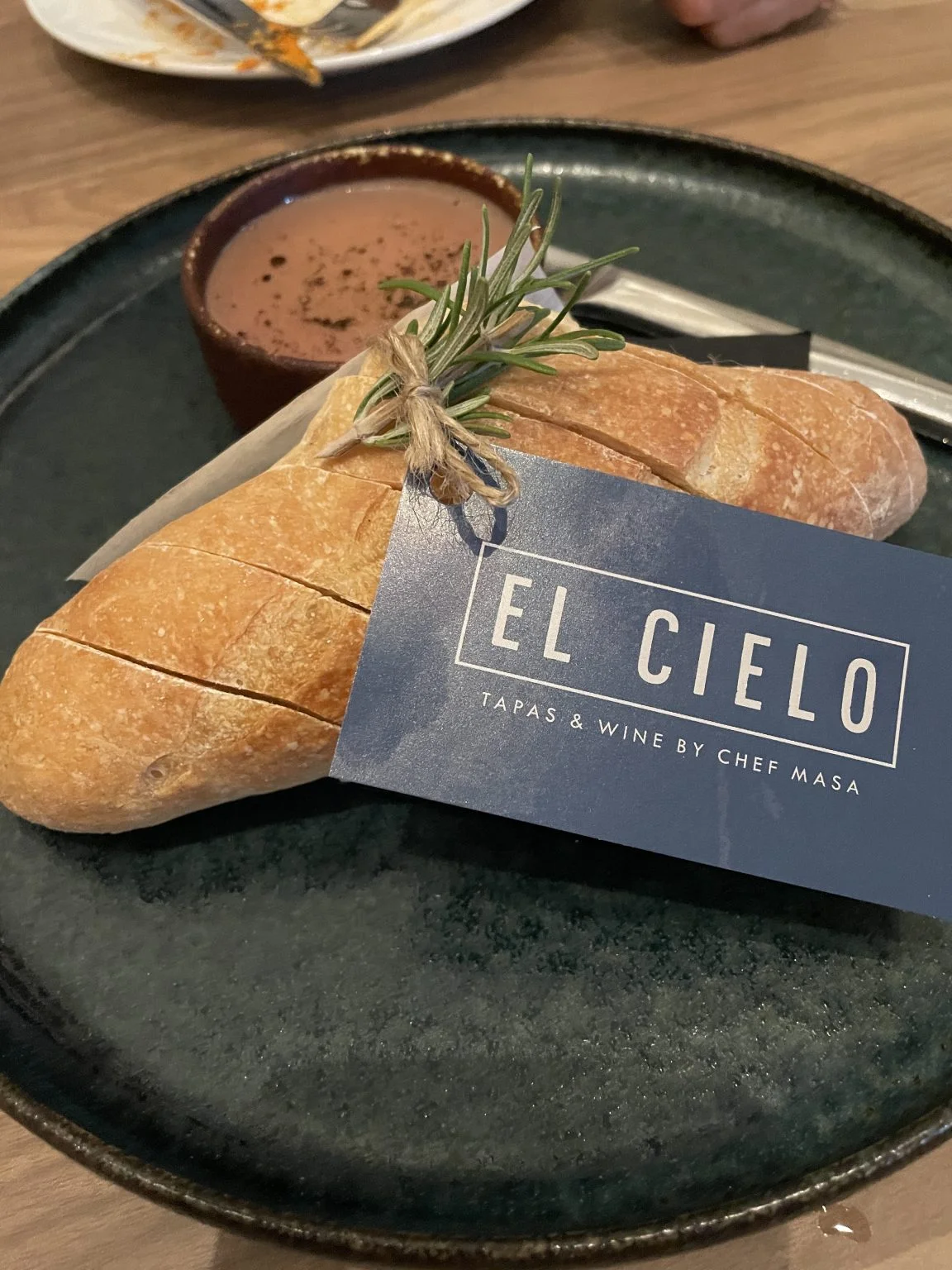 El Cieloのカードを添えたパンとディップ