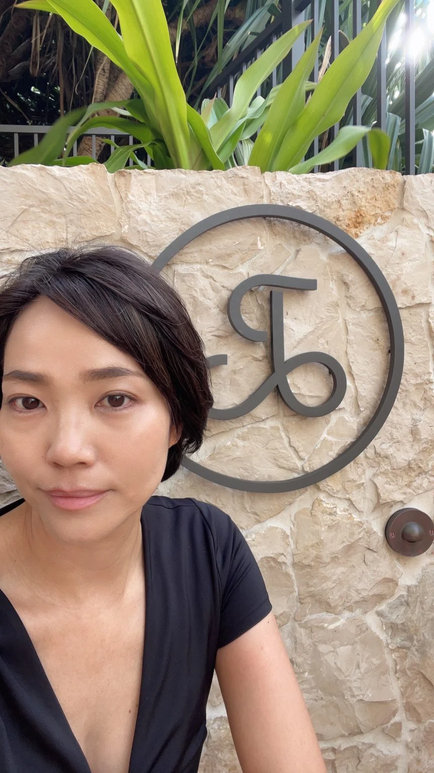 パークレーンのロゴの前で撮った女性のセルフィー