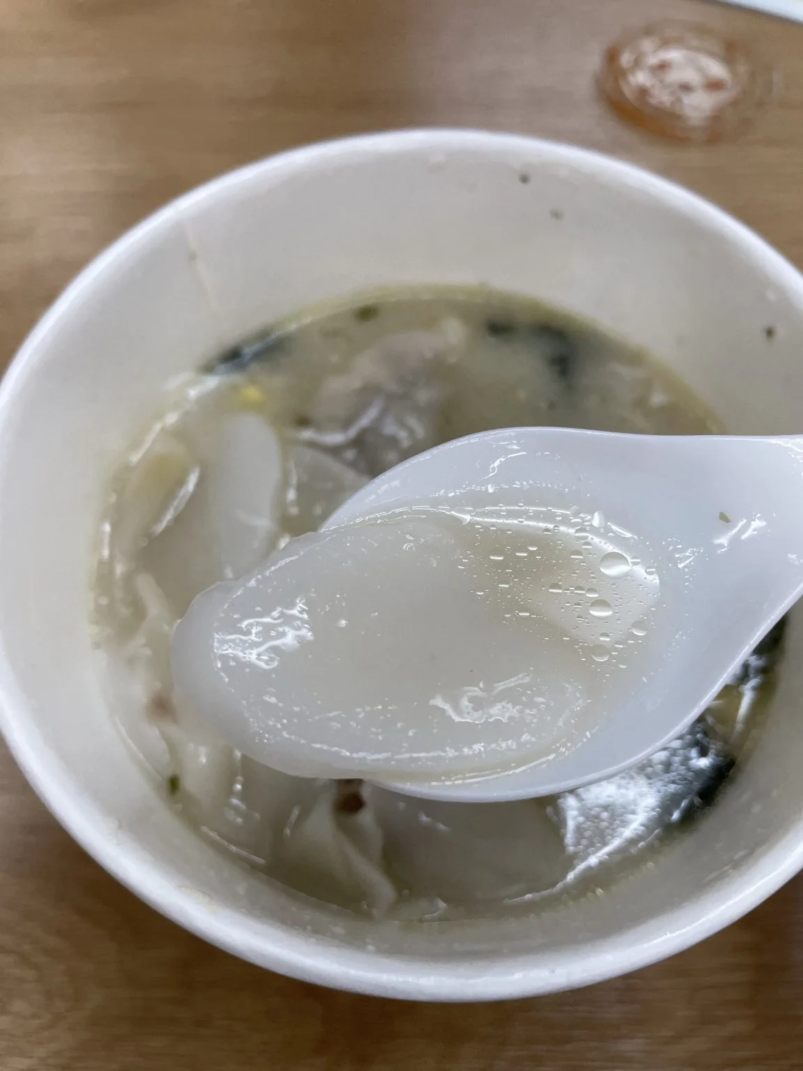 スプーンですくった餅入りのスープ