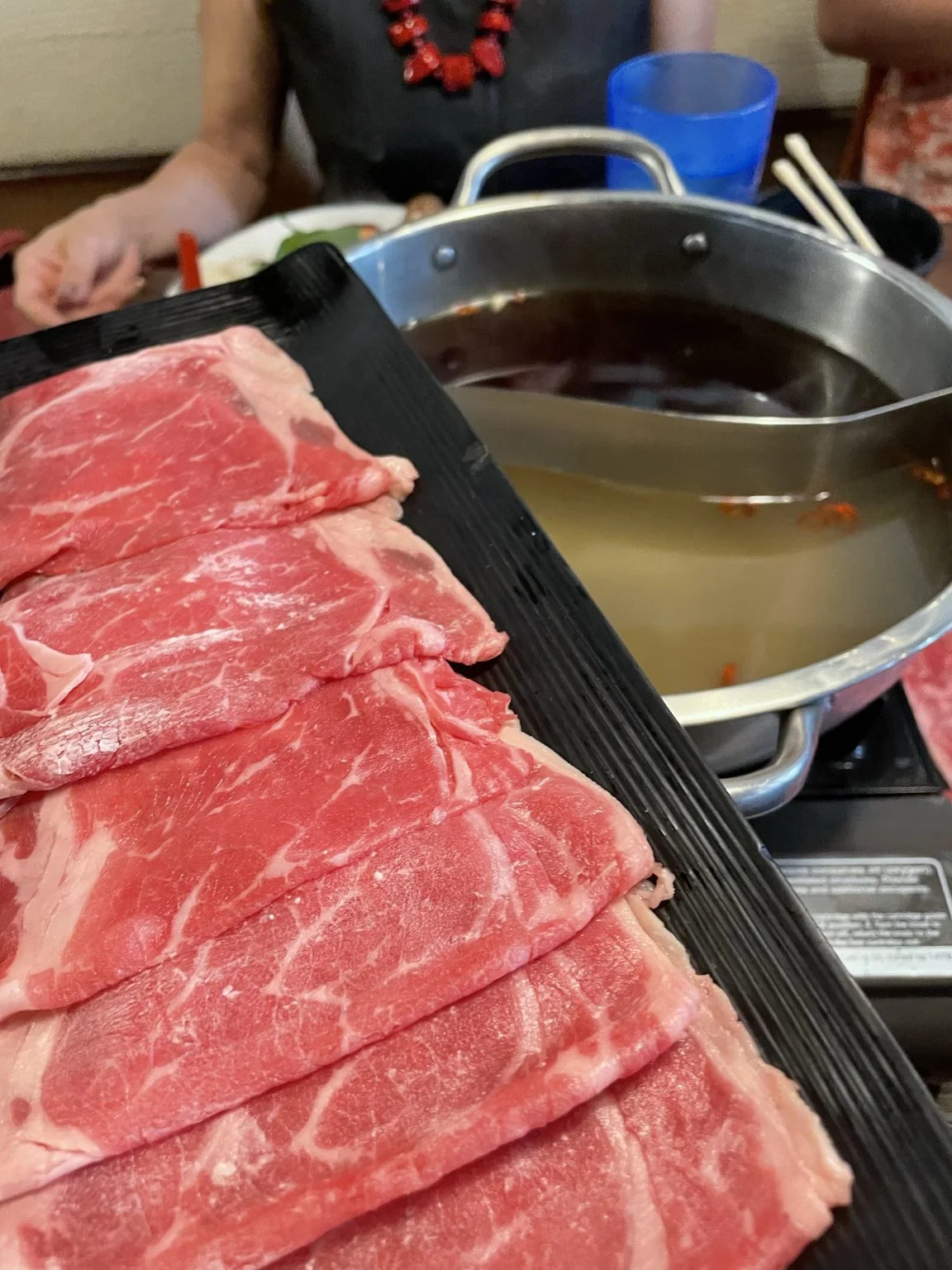 しゃぶしゃぶ用の薄切り牛肉と鍋