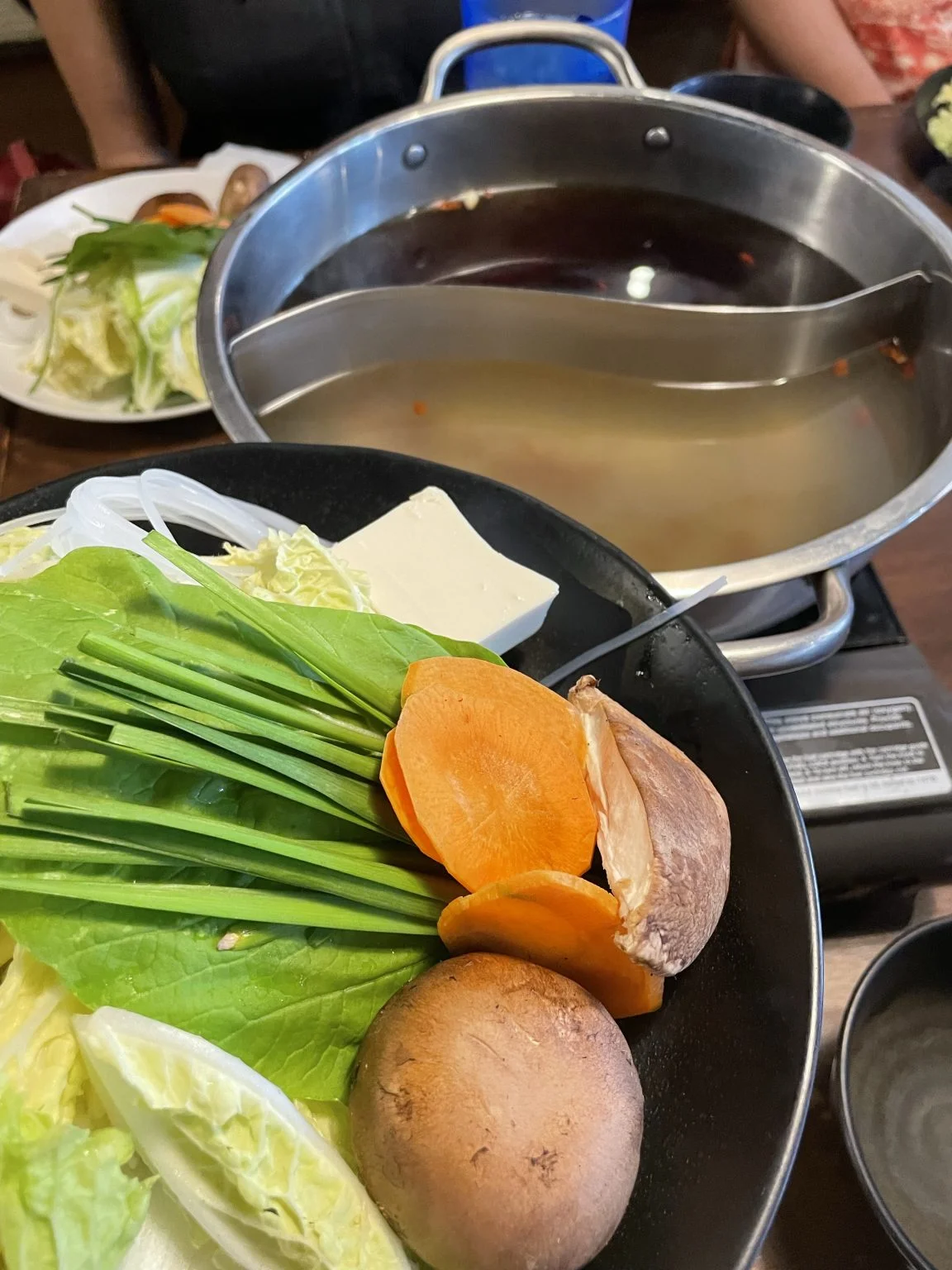 仕切り鍋と野菜の盛り合わせ