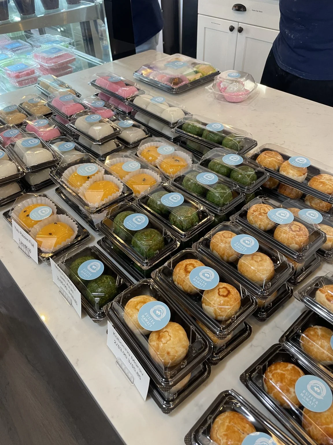 パック入りの和菓子が並ぶ店内の売り場