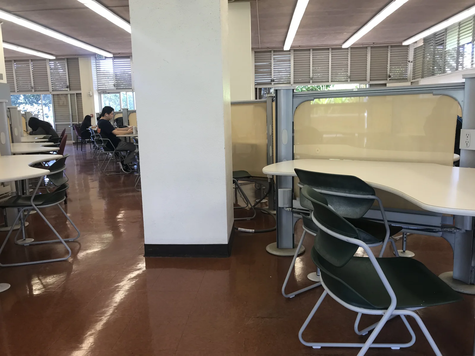ハワイ大学図書館の閲覧スペース