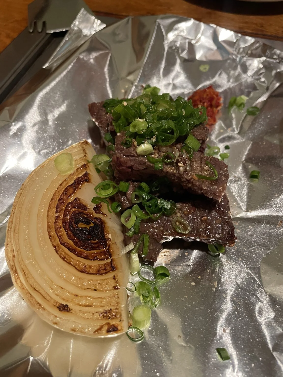 鉄板で焼いた玉ねぎとねぎ乗せ牛肉