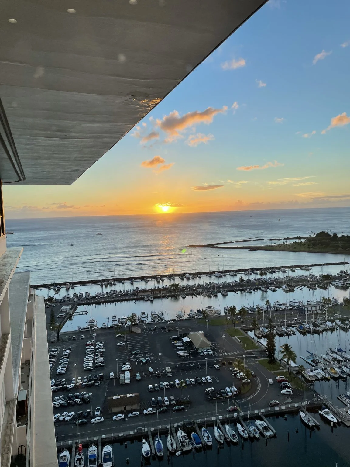 高層階から見るヨットハーバーと海の夕日