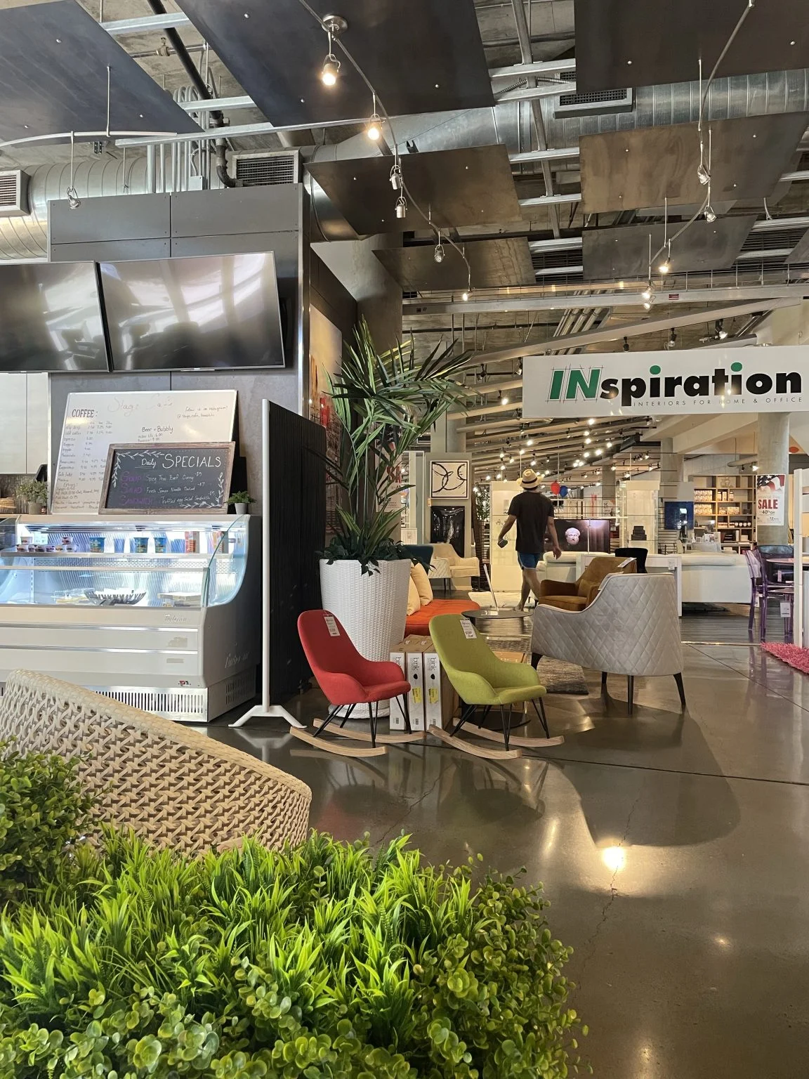 家具店「INspiration」のショールーム店内