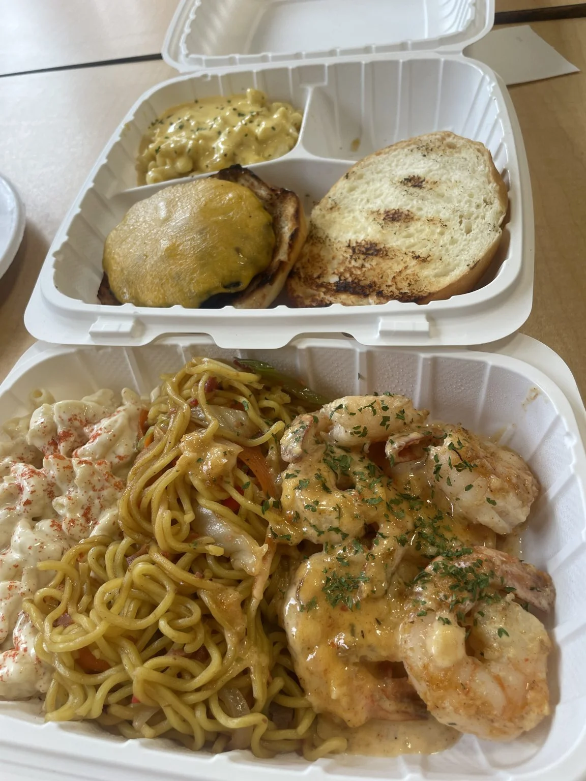 ガーリックシュリンプと焼きそばのプレートランチ