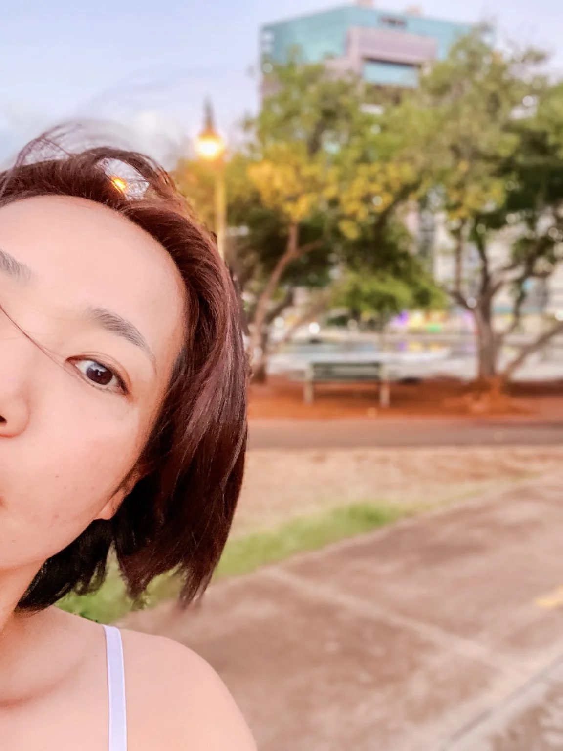 朝の公園で撮った女性のセルフィー