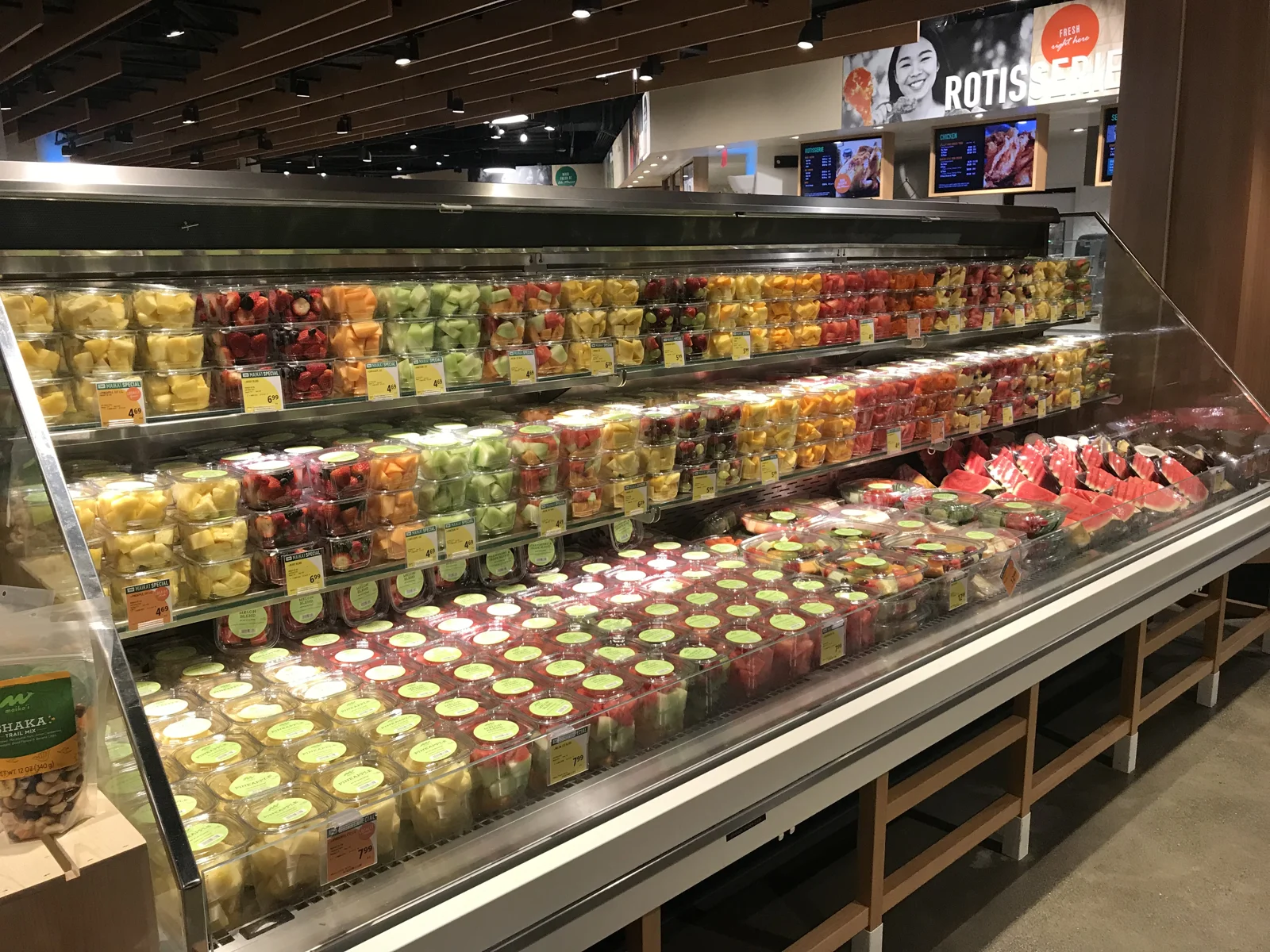 フードランドのカットフルーツが並ぶ冷蔵ケース