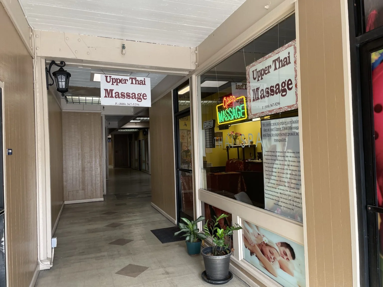 Upper Thai Massageの看板がある店の入口