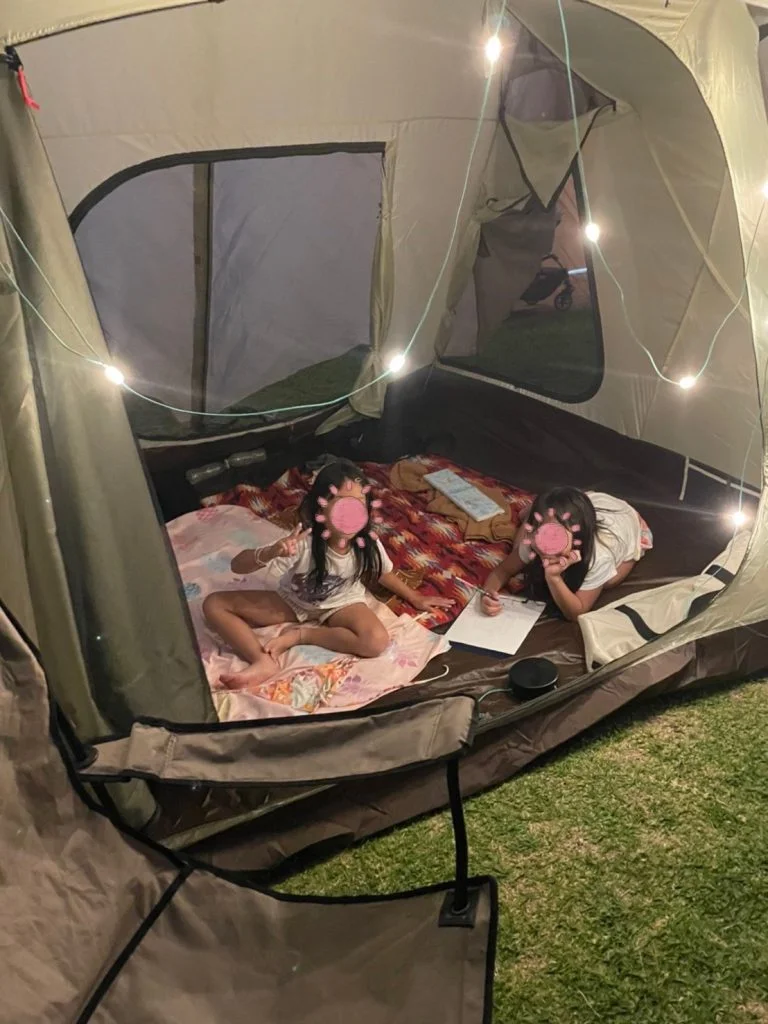 テントの中でくつろぐ子どもたち