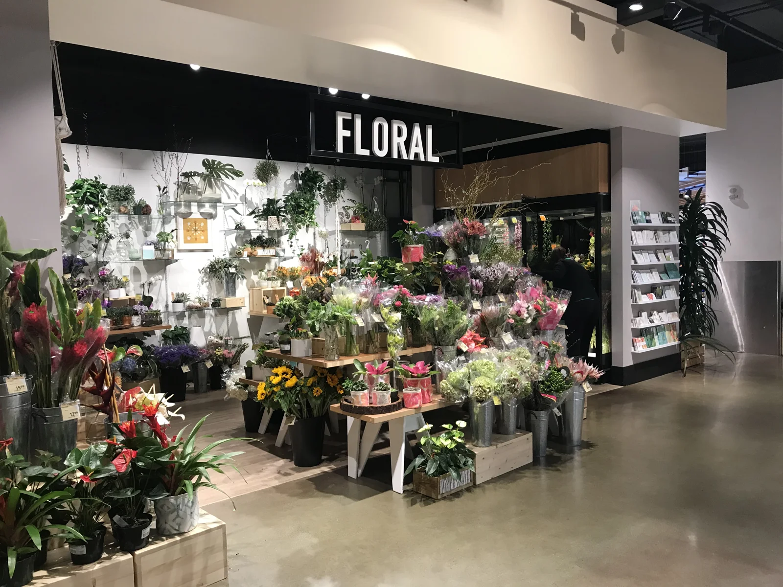 フードランド店内の花売り場「FLORAL」
