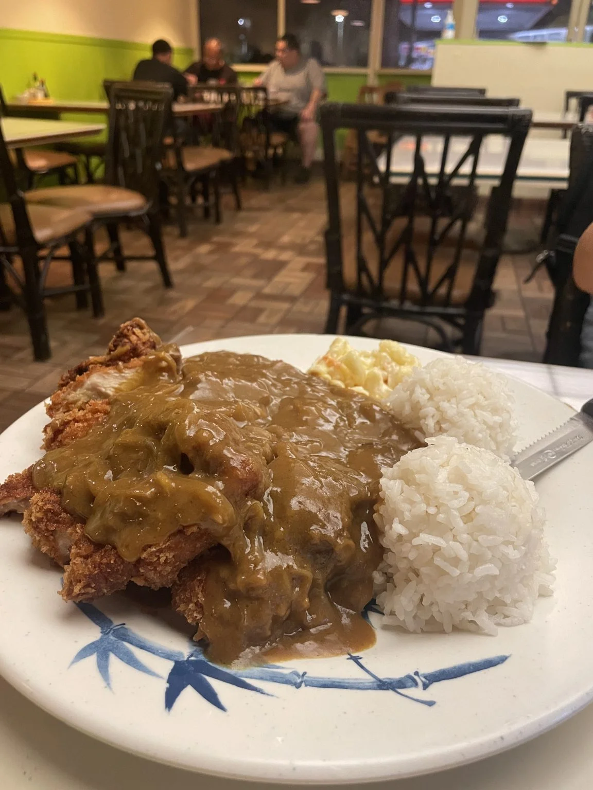 グレイビーのかかったチキンカツとライスのプレート