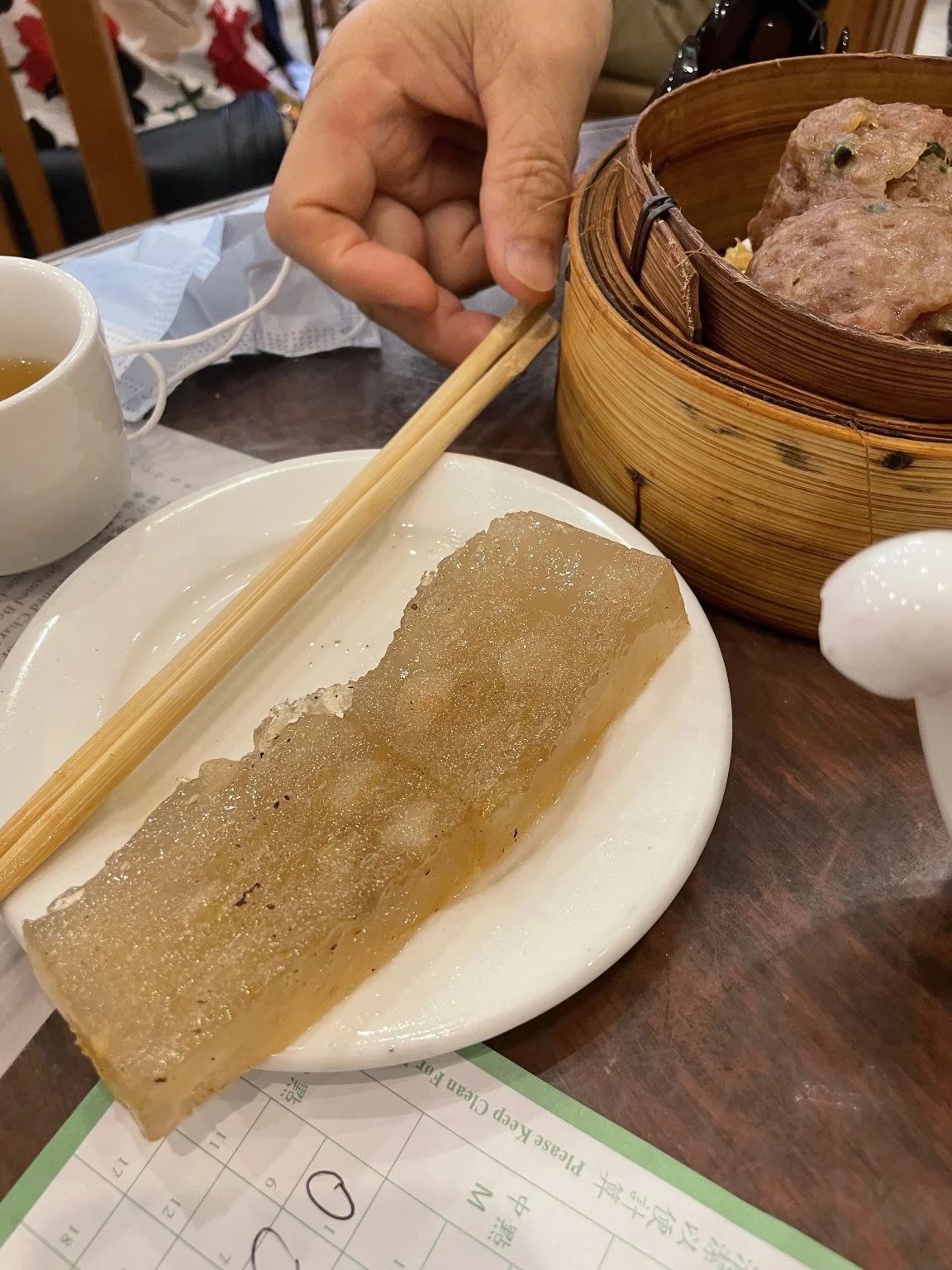 せいろの点心と透明な餅菓子