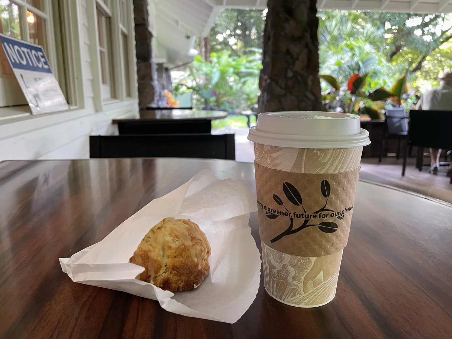 テラス席のホットコーヒーとスコーン