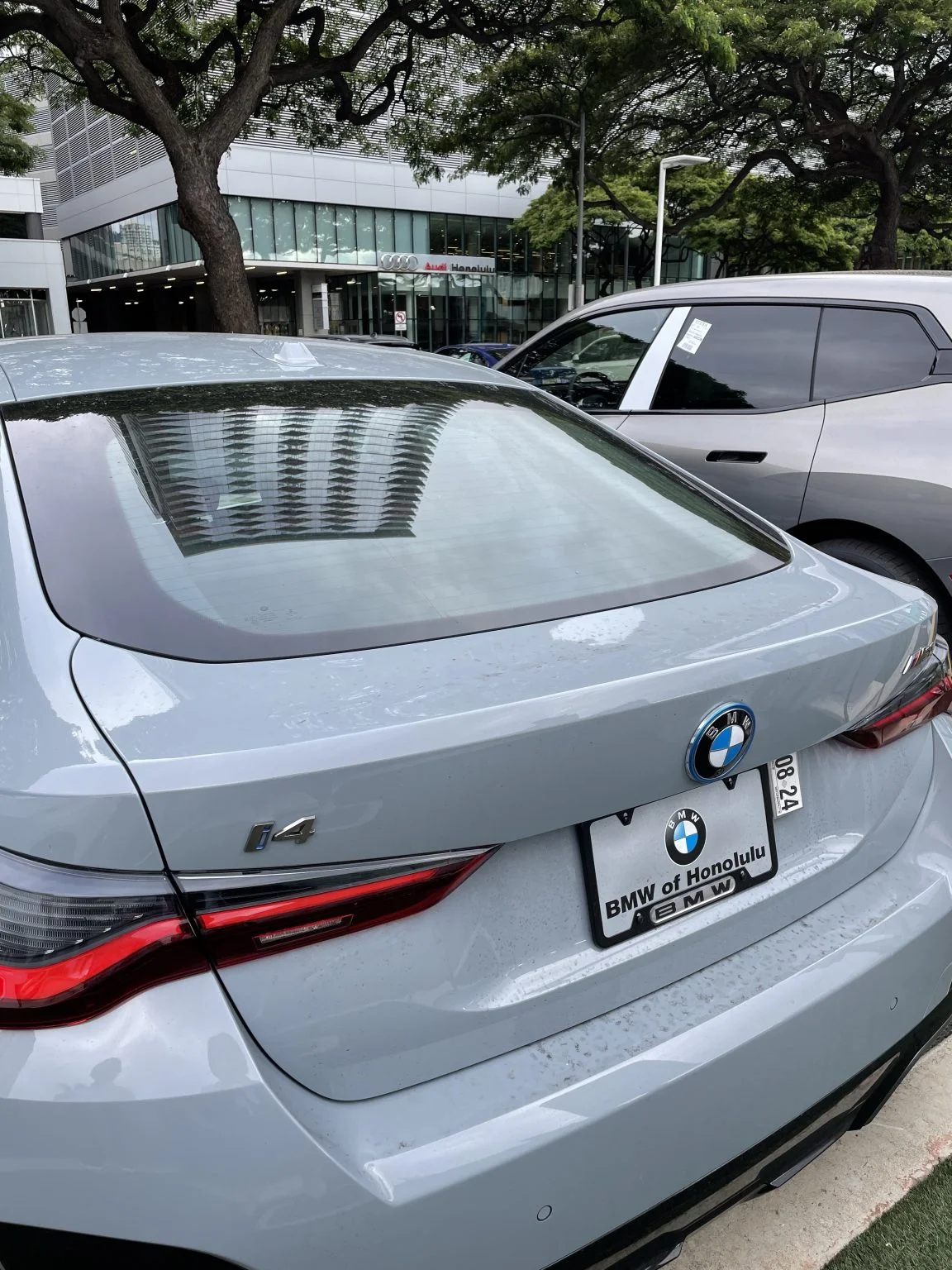 BMW i4の後ろ姿