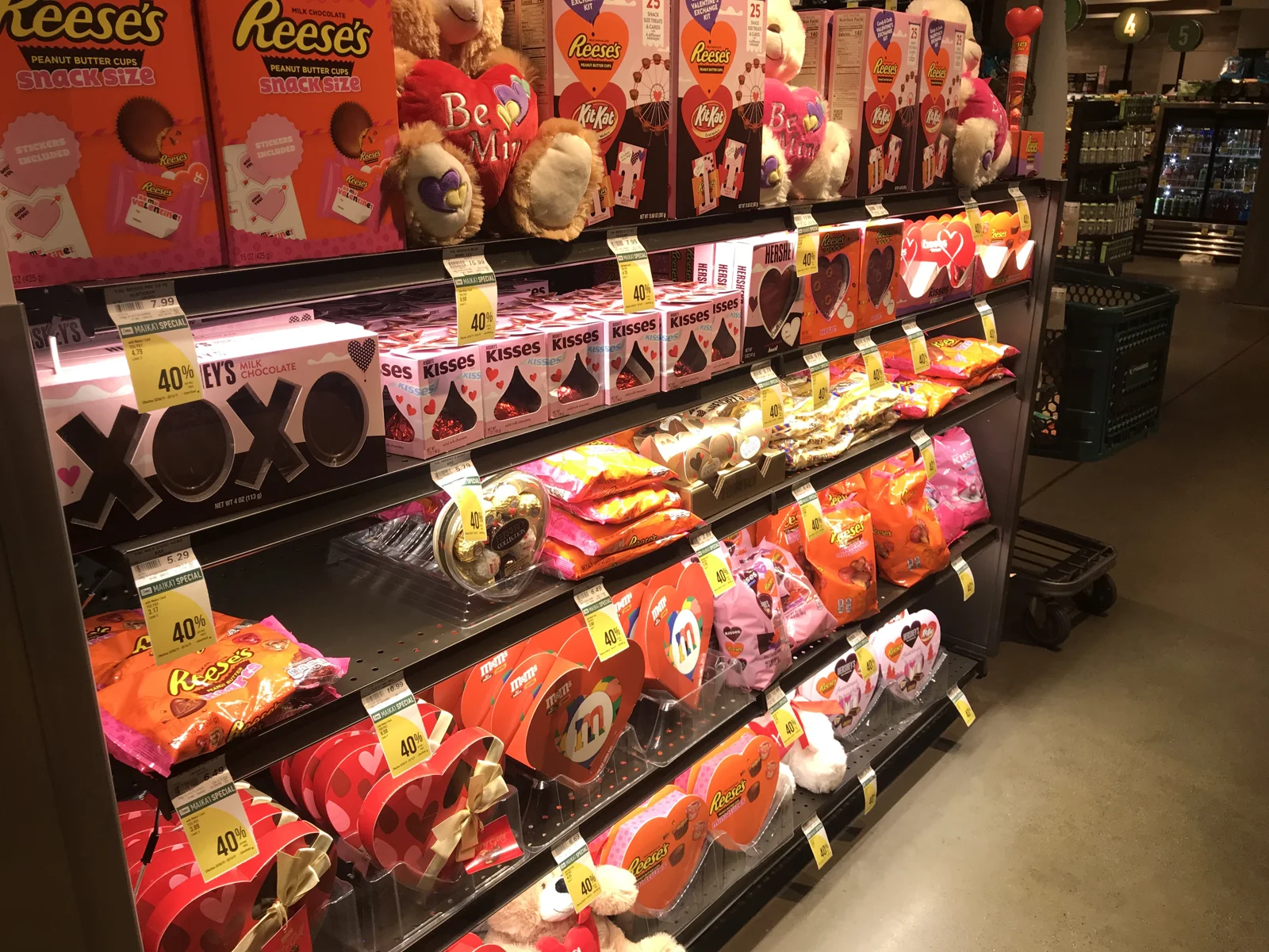 バレンタイン向けのお菓子が並ぶ売り場の棚