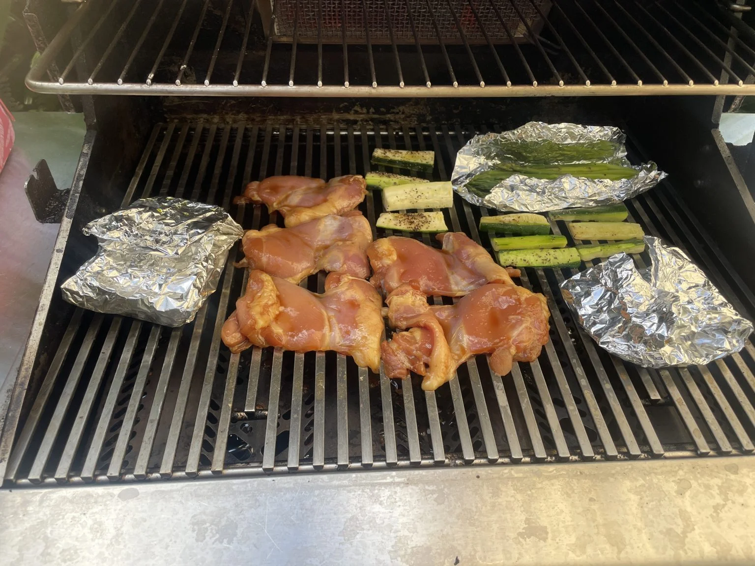 BBQグリルで焼く鶏肉とズッキーニ