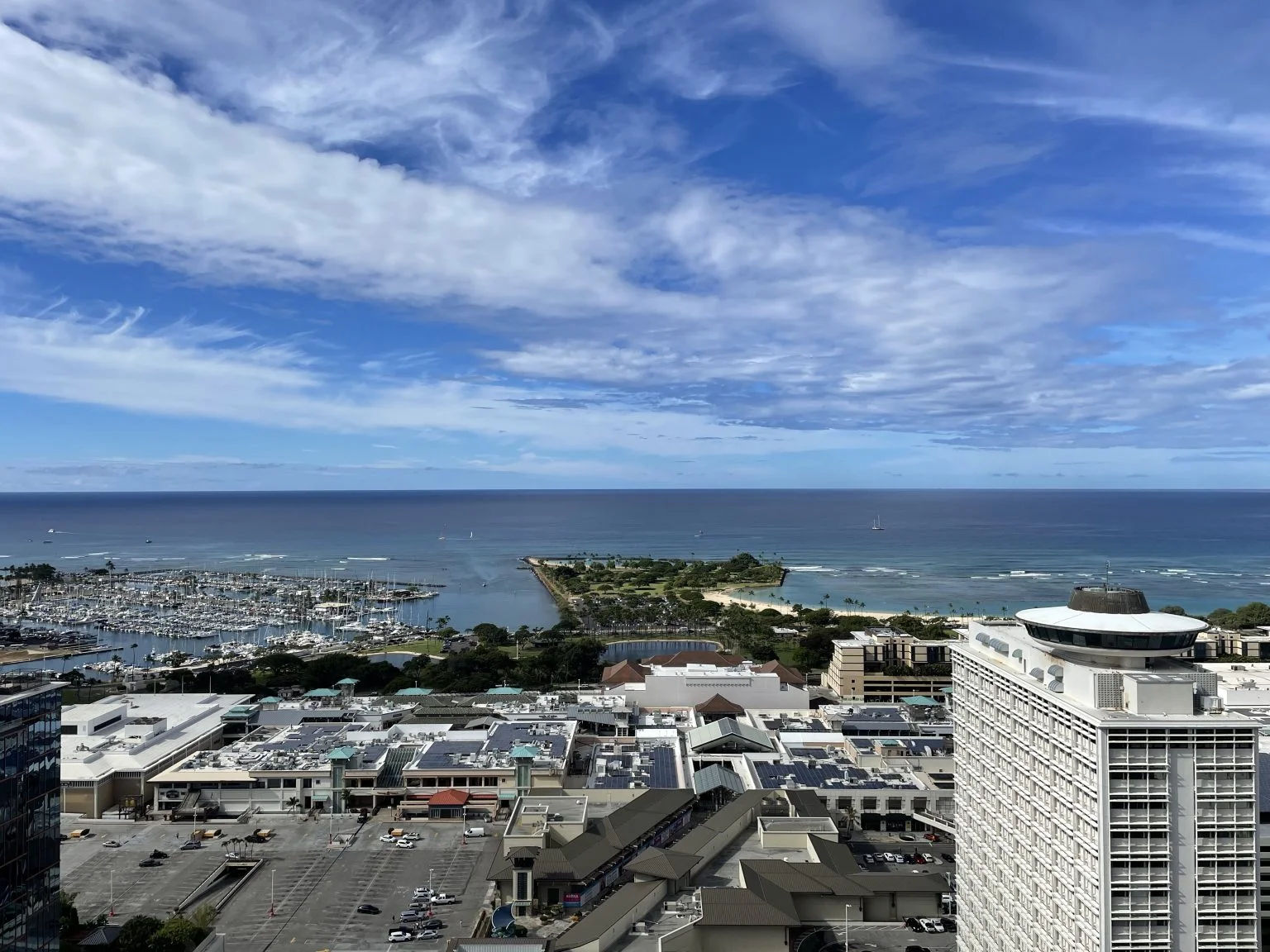 高層階から望むアラモアナのヨットハーバーと海