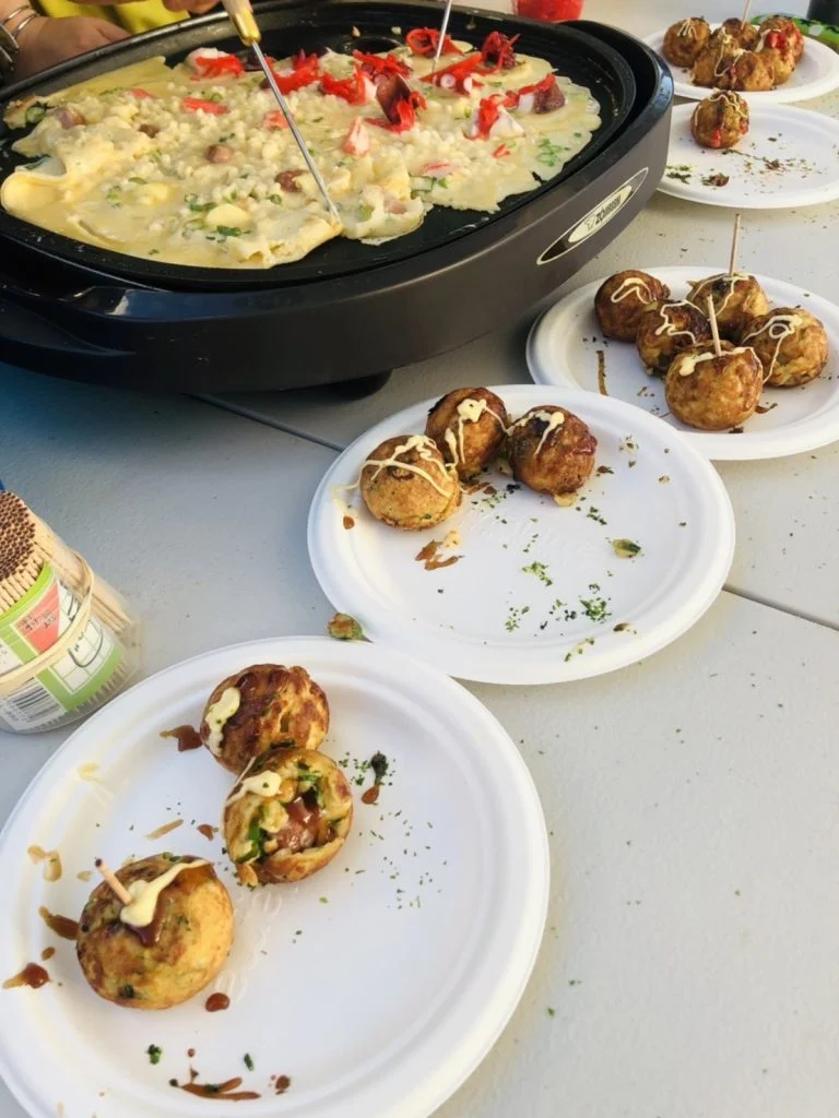 ホットプレートで焼くたこ焼きと紙皿のたこ焼き