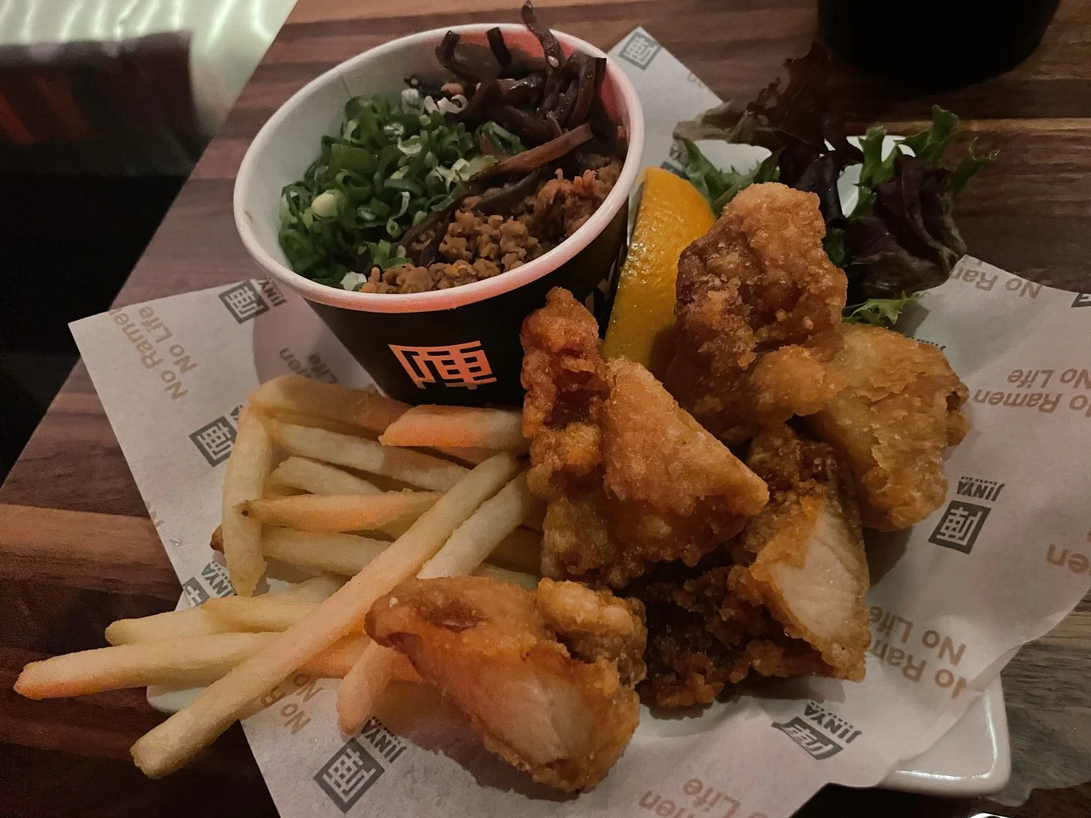 唐揚げとフライドポテト、ご飯の盛り合わせ
