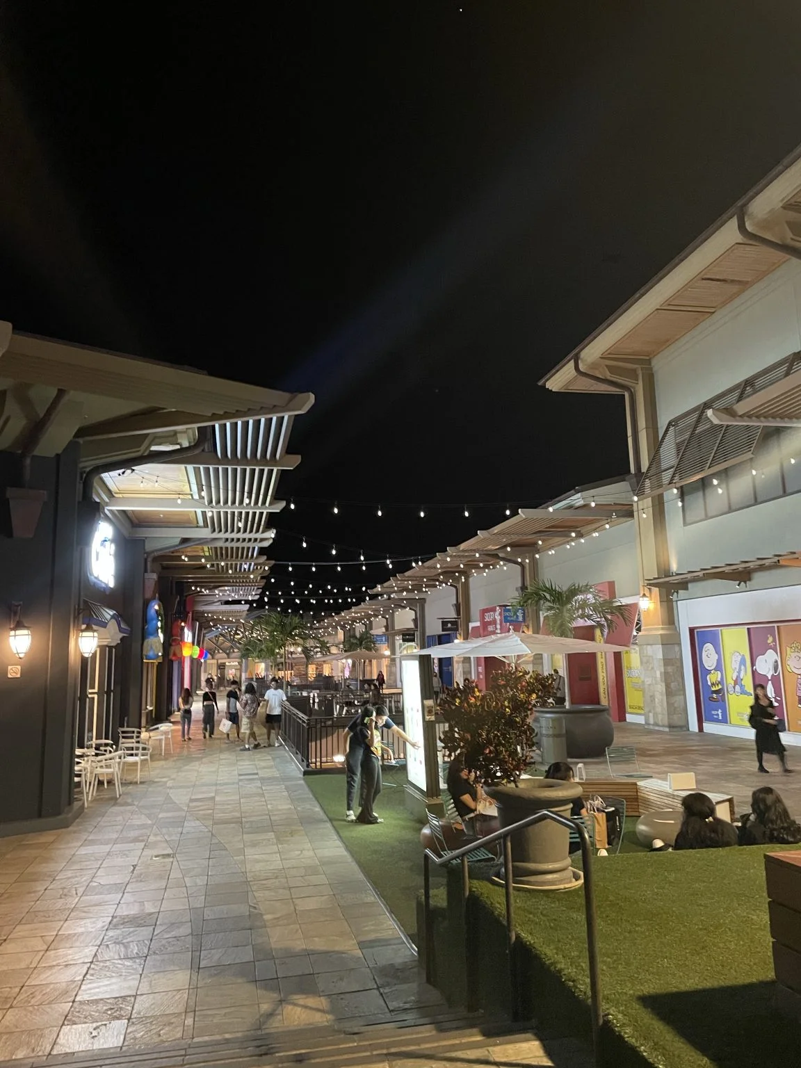 夜のショッピングセンターの通路