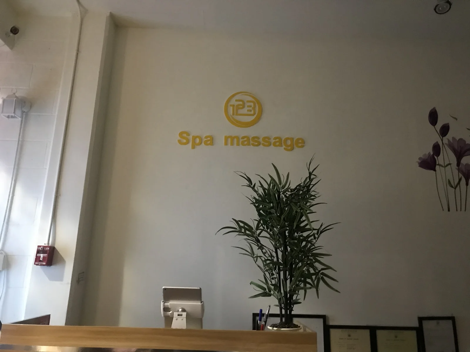 「Spa massage」のロゴがある受付カウンター