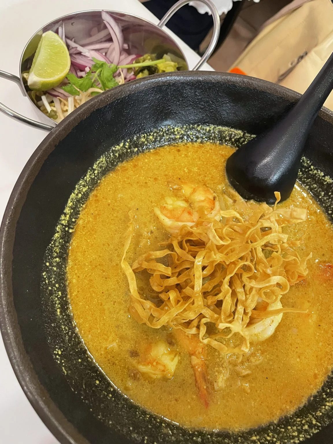 エビ入りのカレーラーメン