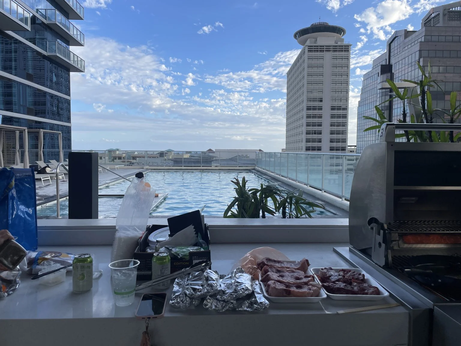 プール脇のBBQグリルと並べられた料理