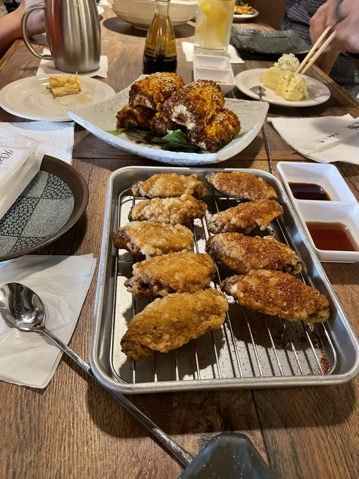 居酒屋のテーブルに並ぶ手羽先の唐揚げ