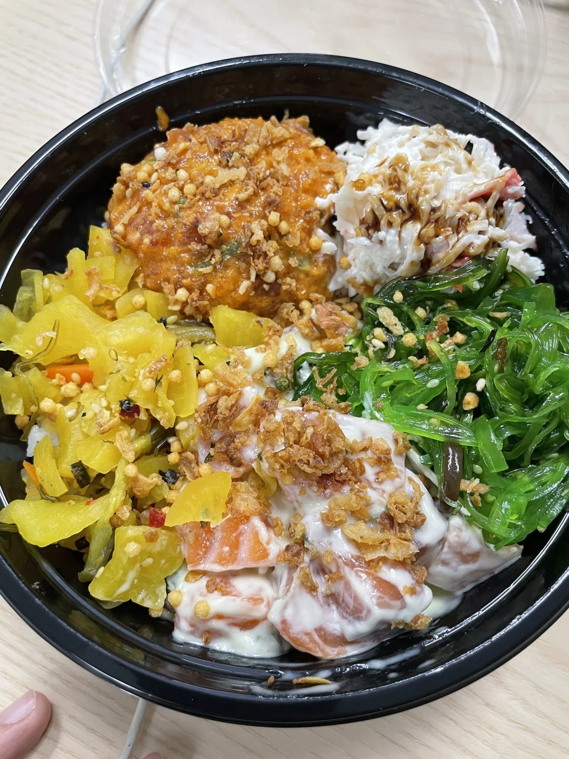 サーモンとスパイシーマグロのポケ丼