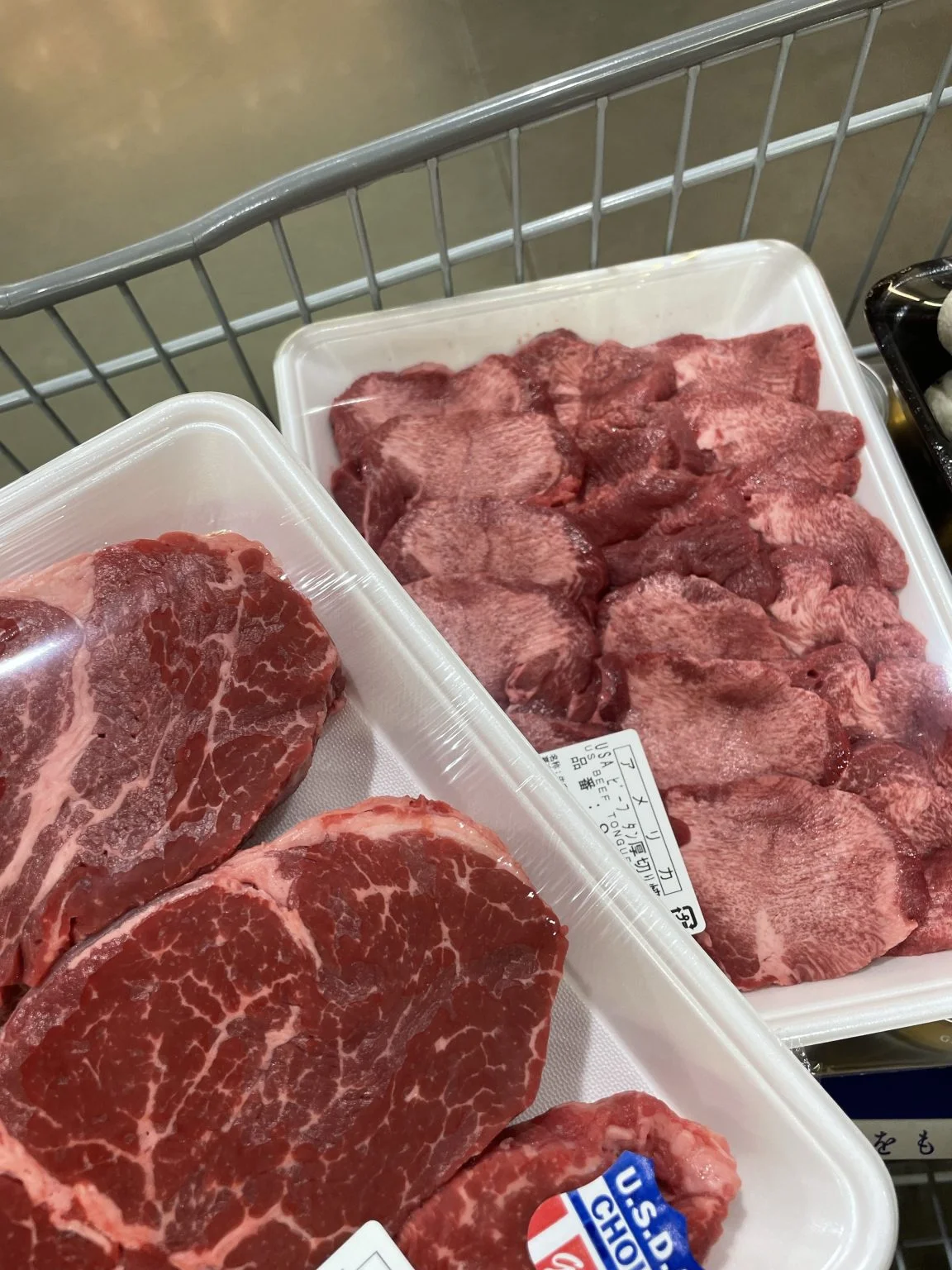 カートに入ったコストコのステーキ肉と牛タン