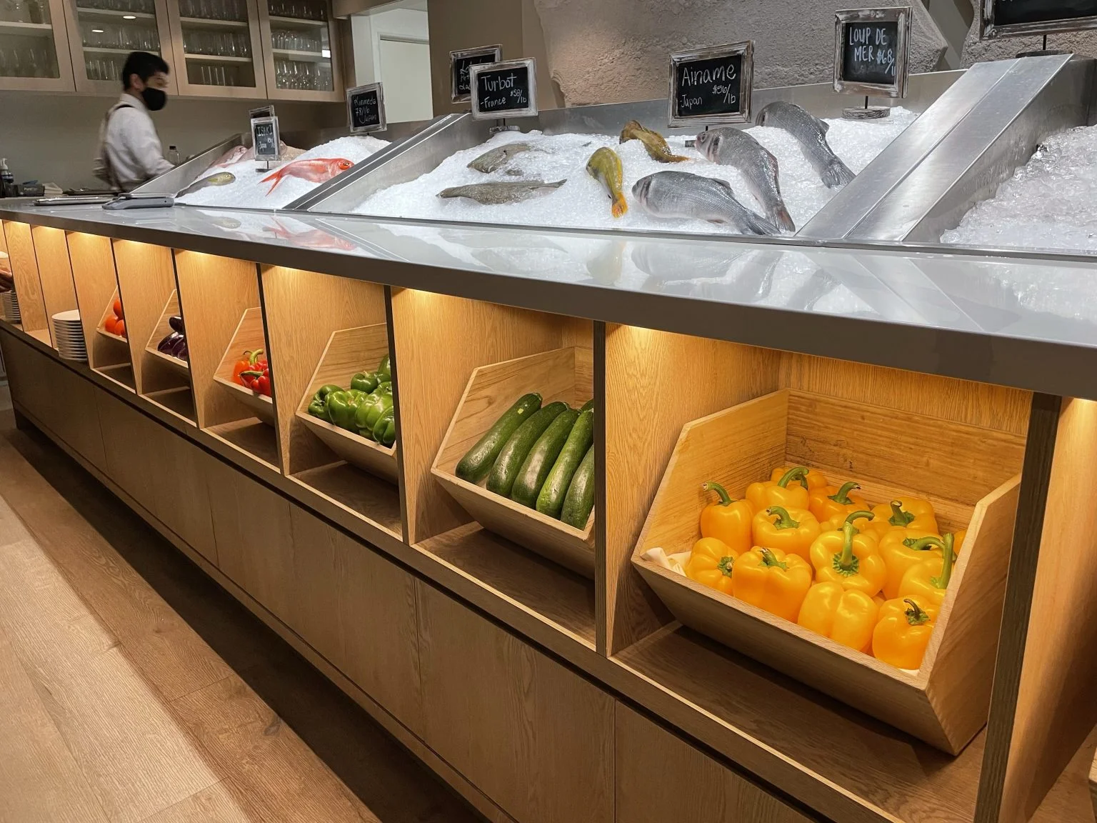 鮮魚と野菜が並ぶマーケットのショーケース