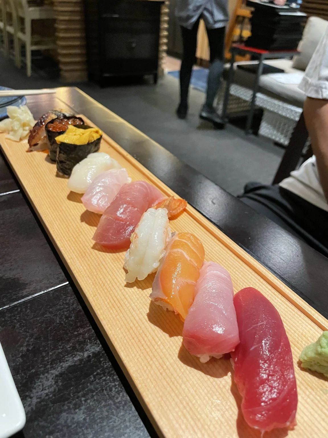 木の板に一列に並んだ握り寿司の盛り合わせ