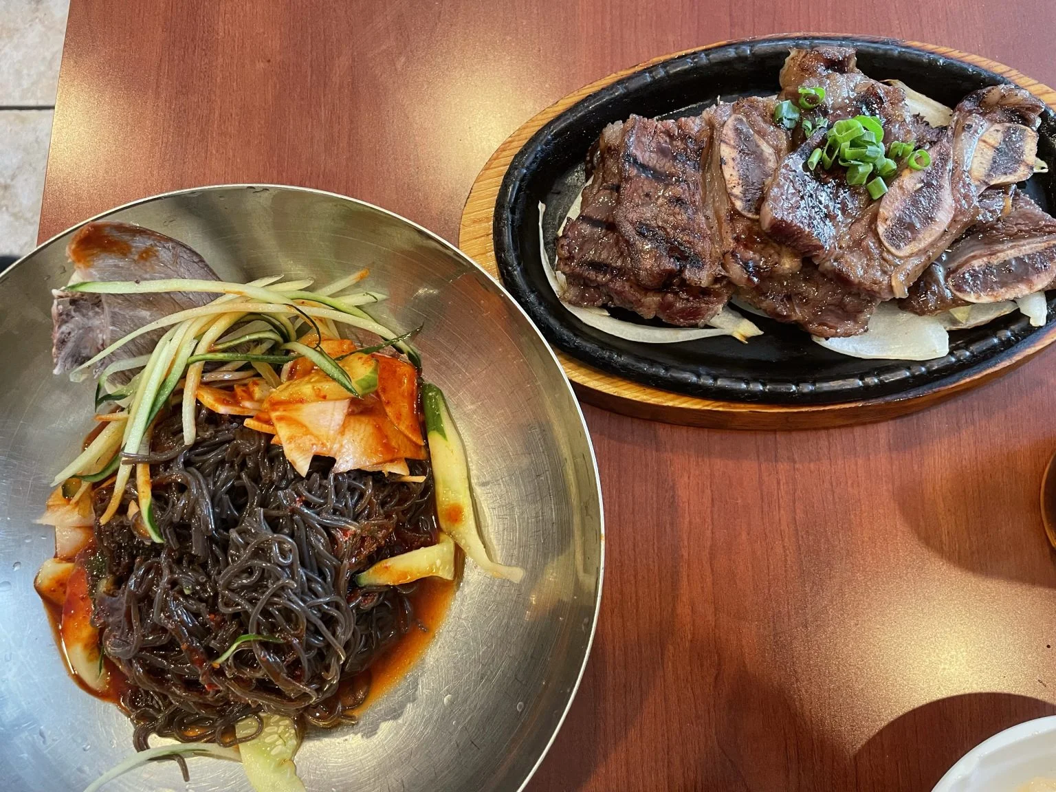 韓国冷麺と鉄板で焼いたカルビのランチ
