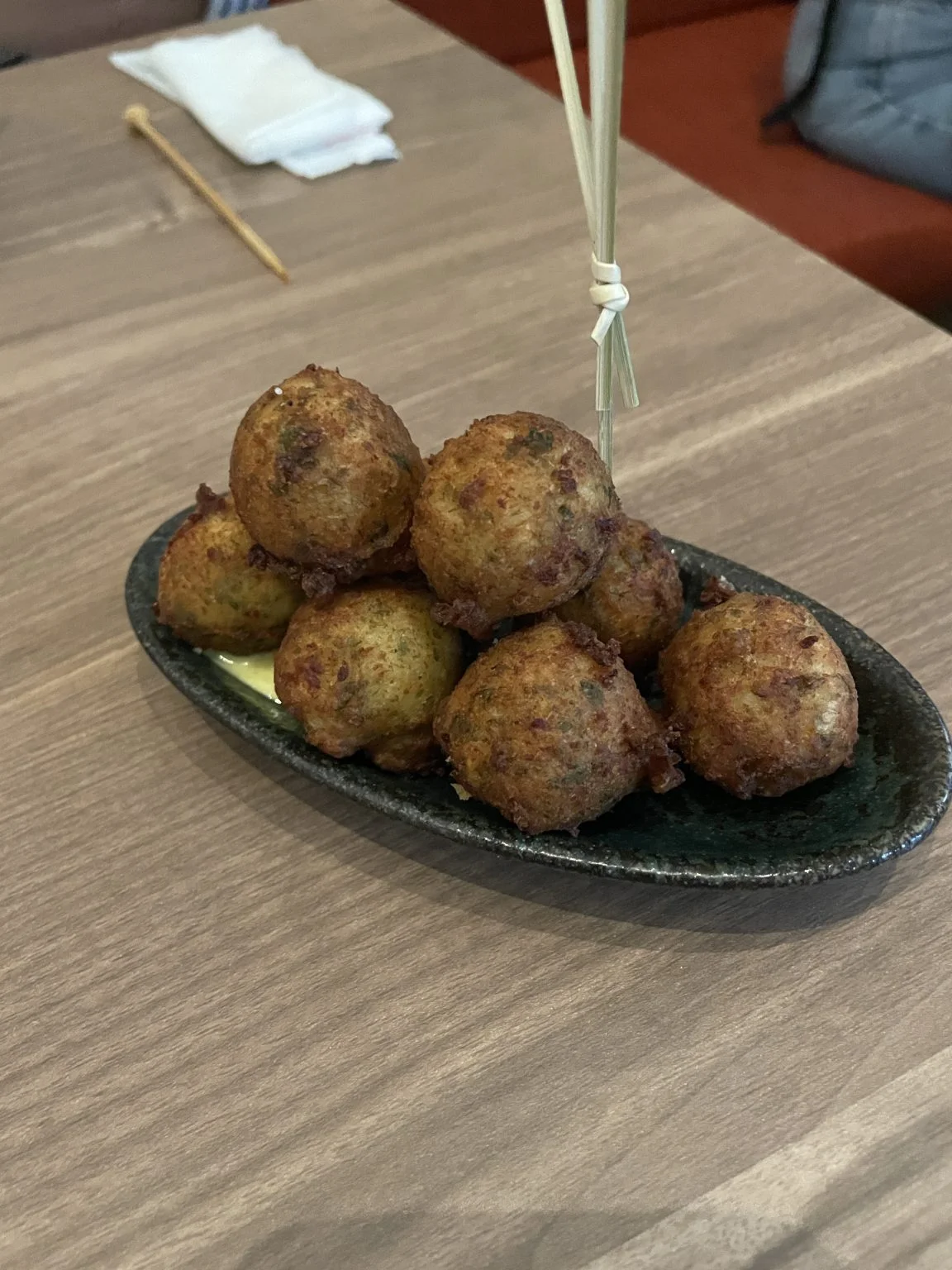 皿に盛られたひと口サイズの揚げ物