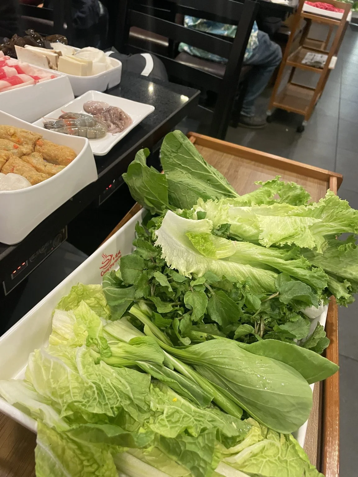 鍋用の新鮮な葉物野菜の盛り合わせ